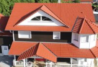 Besonderes Einfamilienhaus mit Gauben und Turmdach mit Tradition in rotbraun