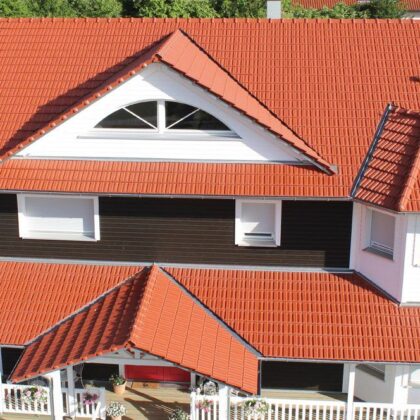 Besonderes Einfamilienhaus mit Gauben und Turmdach mit Tradition in rotbraun