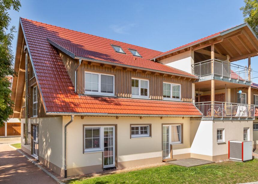 Einfamilienhaus mit Doppelmuldenfalzziegel Tradition in edelmarone mit Fokus auf die Terrasse