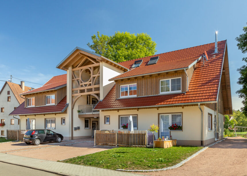 Einfamilienhaus mit Doppelmuldenfalzziegel Tradition in edelmarone hier in der Gesamtansicht