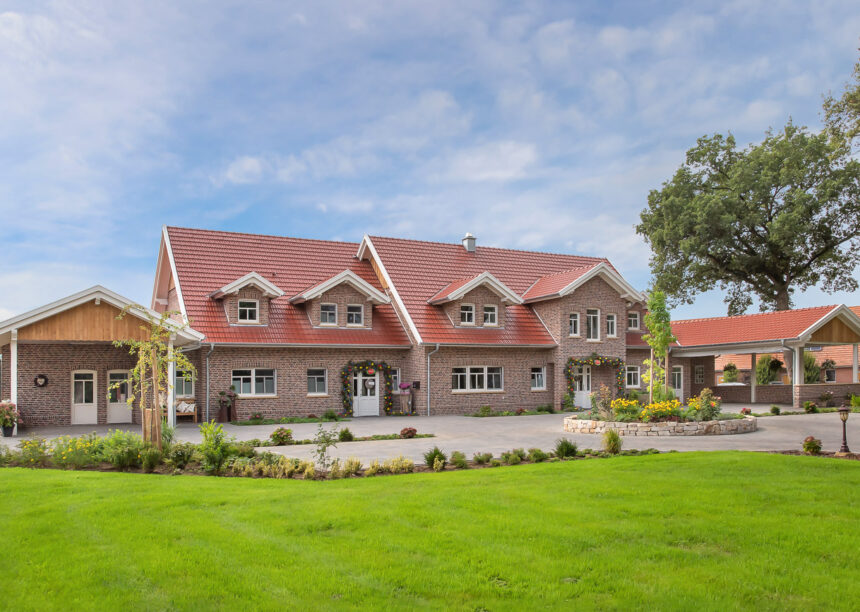 Modernes Klinkerhaus auf dem Land mit unserem Doppelmuldenziegel Tradition in der Edelengobe edelmarone mit Sicht auf beide Häuser mit imposantem Garten