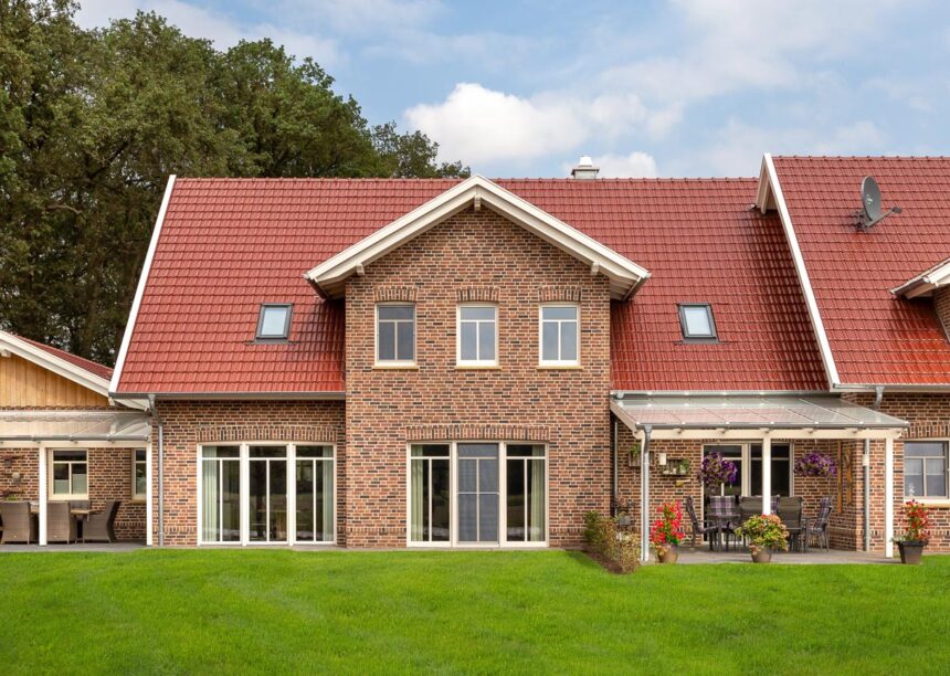 Modernes Klinkerhaus auf dem Land mit unserem Doppelmuldenziegel Tradition in der Edelengobe edelmarone mit Sicht auf die große Gaube