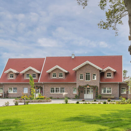 Modernes Klinkerhaus auf dem Land mit unserem Doppelmuldenziegel Tradition in der Edelengobe edelmarone