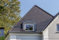 Historische Villa mit traditionellem Ziegel, Doppelmulde Tradition, auf dem Dach mit Blick auf die Gaube und schöne Ziegelfläche