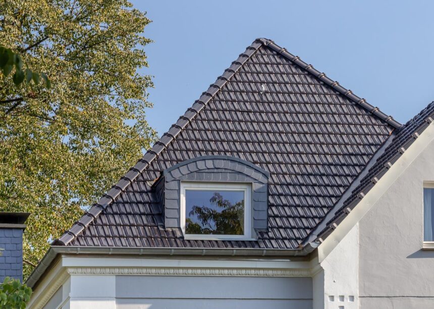 Historische Villa mit traditionellem Ziegel, Doppelmulde Tradition, auf dem Dach mit Blick auf die Gaube und schöne Ziegelfläche