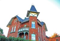 Traditionelle Villa mit Klinkerfassade mit Tradition in edelnero mit Turmdach