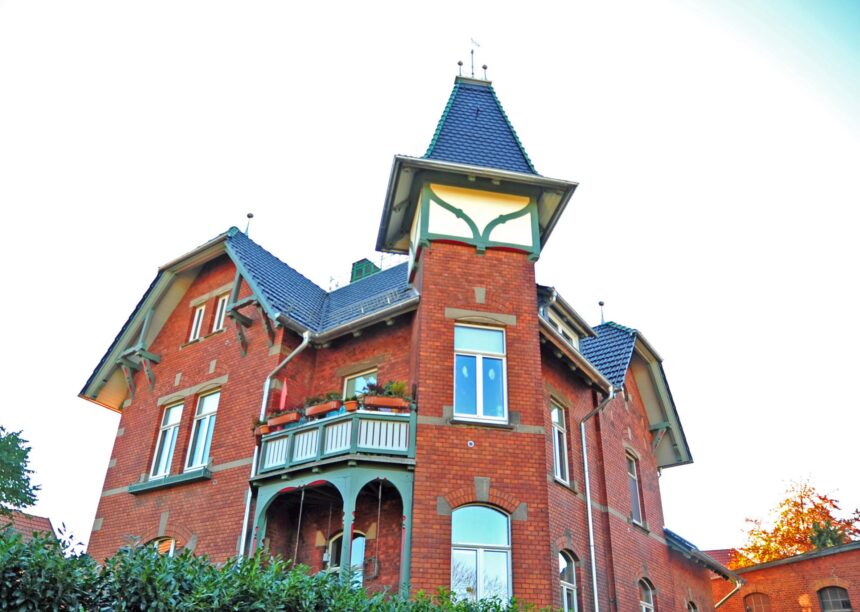 Traditionelle Villa mit Klinkerfassade mit Tradition in edelnero mit Turmdach