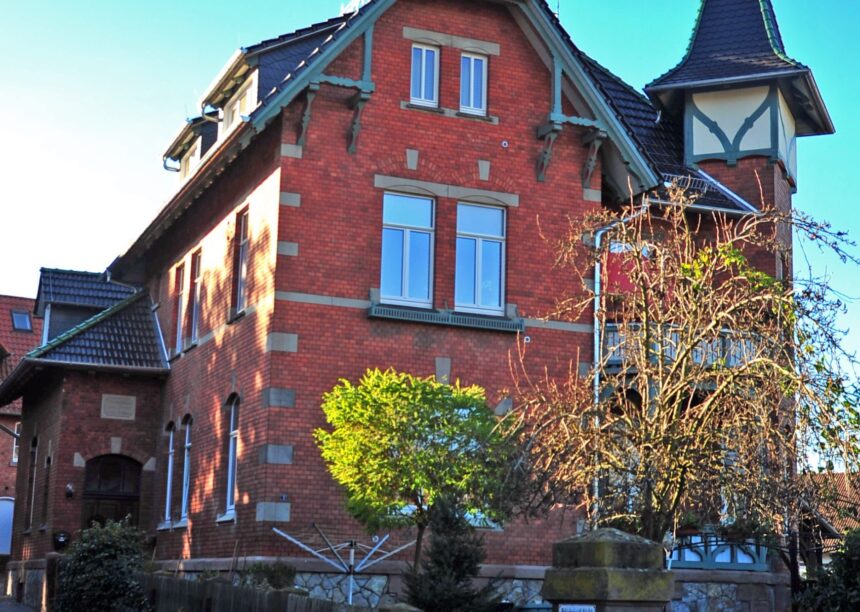 Traditionelle Villa mit Klinkerfassade mit Tradition in edelnero mit Vorgarten