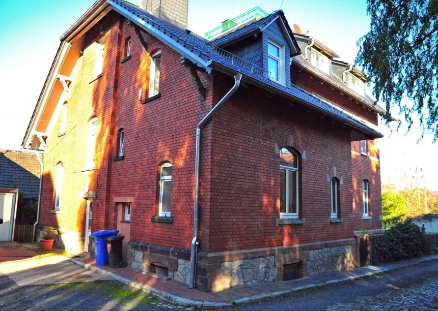 Traditionelle Villa mit Klinkerfassade mit Tradition in edelnero.