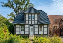 Dachziegel Z5 in edelschiefer auf saniertem Haus - eine inspirierende Referenz - in der Gesamtansicht mit Eingangsbereich und Garten