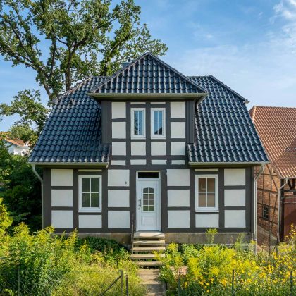 Dachziegel Z5 in edelschiefer auf saniertem Haus - eine inspirierende Referenz - in der Gesamtansicht mit Eingangsbereich und Garten