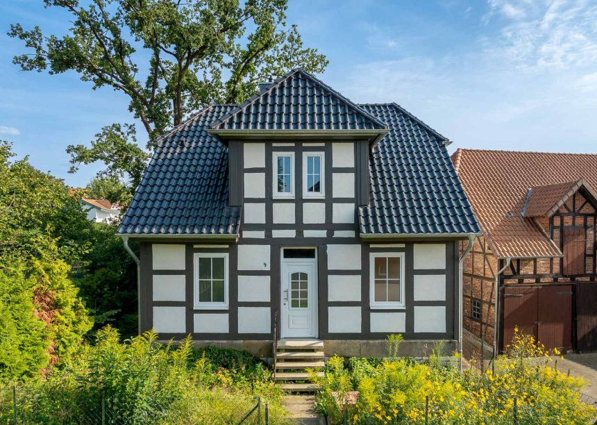 Dachziegel Z5 in edelschiefer auf saniertem Haus - eine inspirierende Referenz - in der Gesamtansicht mit Eingangsbereich und Garten