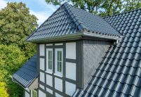 Dachziegel Z5 in edelschiefer auf saniertem Haus - eine inspirierende Referenz - Detailaufnahme von der Gaube