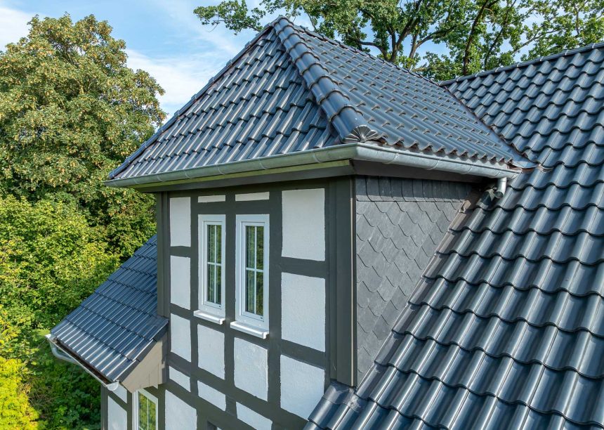 Dachziegel Z5 in edelschiefer auf saniertem Haus - eine inspirierende Referenz - Detailaufnahme von der Gaube