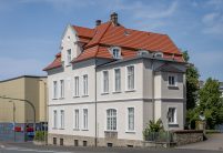 Tradition in rotbraun auf Mehrfamileinhaus mitten in der Stadt - der Dachziegel von Jacobi im Doppelmuldendesign. Hier in rotbraun