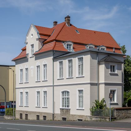 Tradition in rotbraun auf Mehrfamileinhaus mitten in der Stadt - der Dachziegel von Jacobi im Doppelmuldendesign. Hier in rotbraun