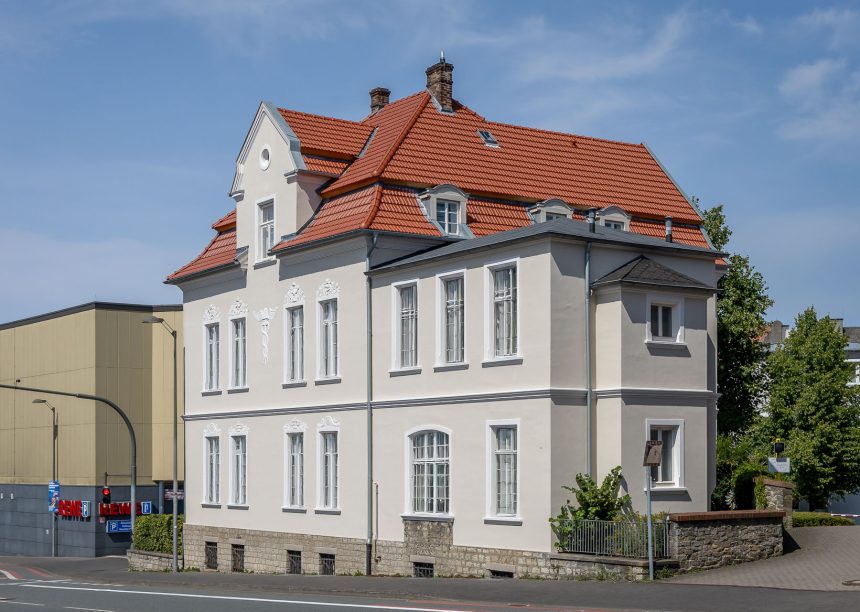 Tradition in rotbraun auf Mehrfamileinhaus mitten in der Stadt - der Dachziegel von Jacobi im Doppelmuldendesign. Hier in rotbraun