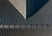 Vogelperspektive von Dach gedeckt mit Doppelmuldenfalzziegel Z2 in altschwarz