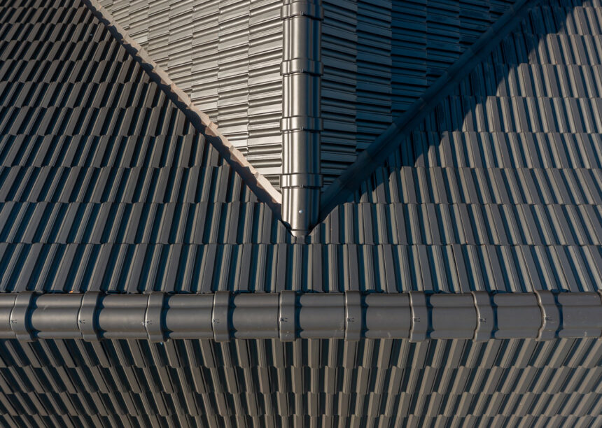 Vogelperspektive von Dach gedeckt mit Doppelmuldenfalzziegel Z2 in altschwarz