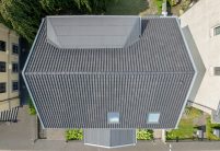 Satteldach mit Z5 in polargrau gedämpft auf saniertem Einfamilienhaus aus der Vogelperspektive