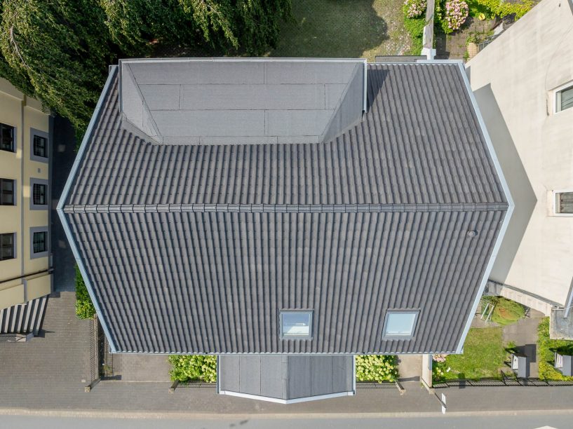 Satteldach mit Z5 in polargrau gedämpft auf saniertem Einfamilienhaus aus der Vogelperspektive