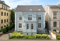 Satteldach mit Z5 in polargrau gedämpft auf saniertem Einfamilienhaus mit hellblauer historischer Fassade