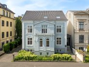 Satteldach mit Z5 in polargrau gedämpft auf saniertem Einfamilienhaus mit hellblauer historischer Fassade