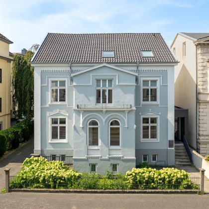 Satteldach mit Z5 in polargrau gedämpft auf saniertem Einfamilienhaus mit hellblauer historischer Fassade