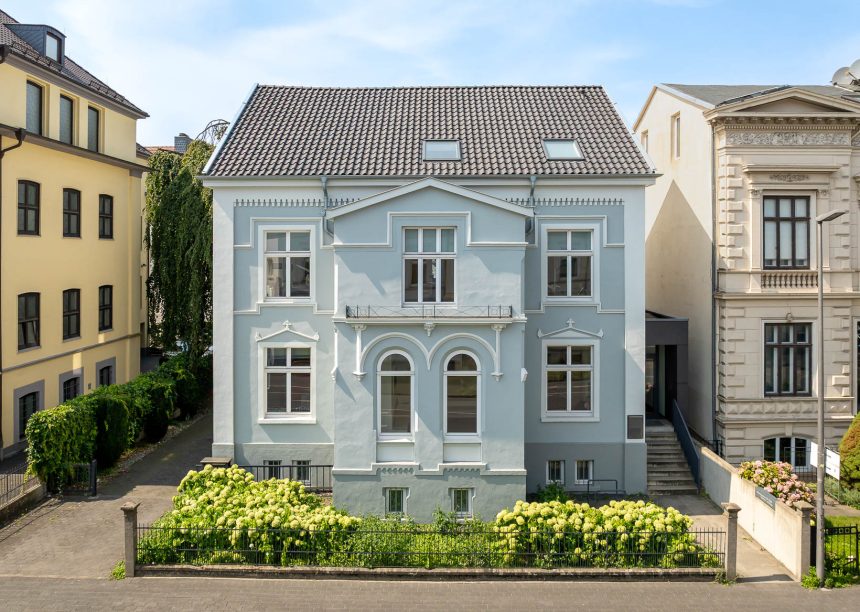 Satteldach mit Z5 in polargrau gedämpft auf saniertem Einfamilienhaus mit hellblauer historischer Fassade