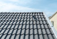 Satteldach mit Z5 in polargrau gedämpft auf saniertem Einfamilienhaus mit tollem Schwung auf dem Dach