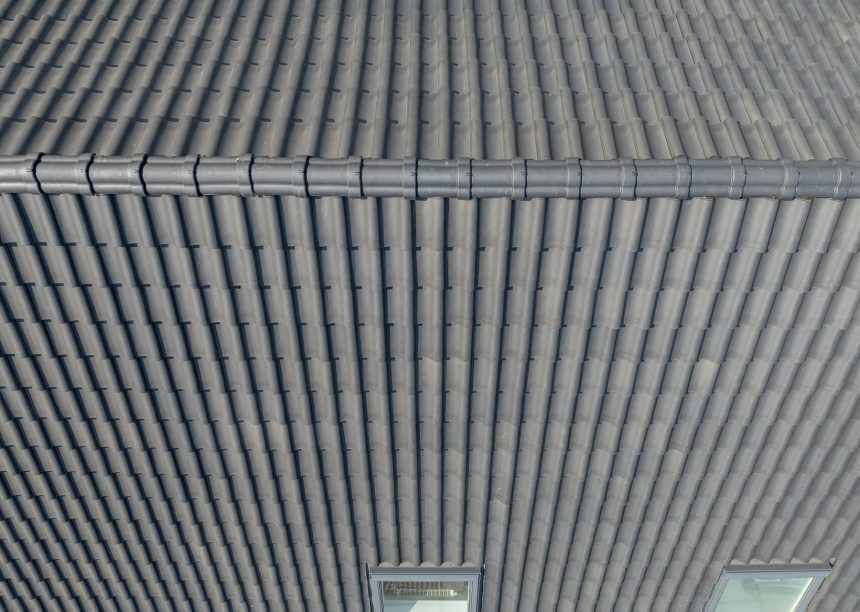 Satteldach mit Z5 in polargrau gedämpft auf saniertem Einfamilienhaus