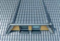 J11v in lavagrau matt auf gepflegtem Referenzobjekt von Jacobi Dachziegel im Fokus die formschöne Gaube