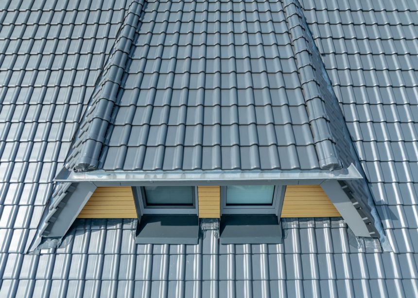 J11v in lavagrau matt auf gepflegtem Referenzobjekt von Jacobi Dachziegel im Fokus die formschöne Gaube