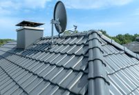 J11v in lavagrau matt auf gepflegtem Referenzobjekt von Jacobi Dachziegel im Fokus Walm mit First F6v