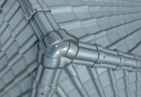 J11v in lavagrau matt auf gepflegtem Referenzobjekt von Jacobi Dachziegel im Fukus die 3-achsige Walmkappe passend zur Firstreihe F6v