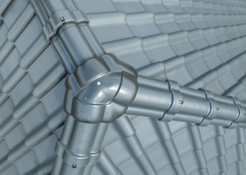 J11v in lavagrau matt auf gepflegtem Referenzobjekt von Jacobi Dachziegel im Fukus die 3-achsige Walmkappe passend zur Firstreihe F6v