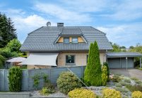 J11v in lavagrau matt auf gepflegtem Referenzobjekt von Jacobi Dachziegel