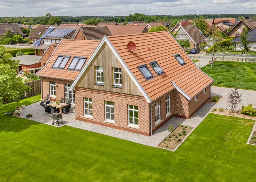 Malerischer Hof mit Klinker, Holz und Doppelmuldenfalzziegel Z2 in naturrot