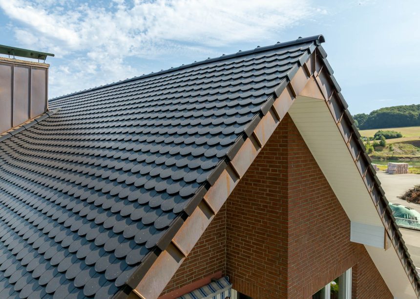 Einfamilienhaus mit Biber in edelnero aus der Langenzenner Bibermanufaktur mit Bilddetails von den Ortgängen