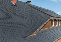 Einfamilienhaus mit Biber in edelnero aus der Langenzenner Bibermanufaktur mit Bilddetails von der Gaube