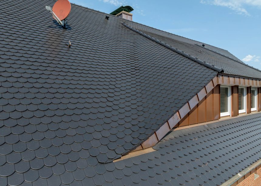 Einfamilienhaus mit Biber in edelnero aus der Langenzenner Bibermanufaktur mit Bilddetails von der Gaube