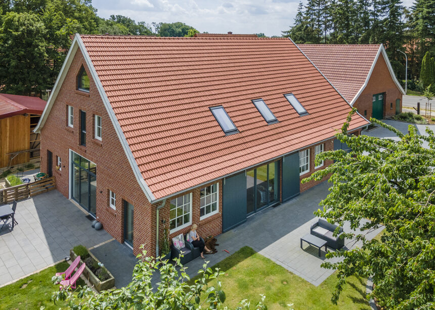 alt="Z2 naturrot Wohngebäude mit tollem Giebelfenster gewohnte Terrasse"