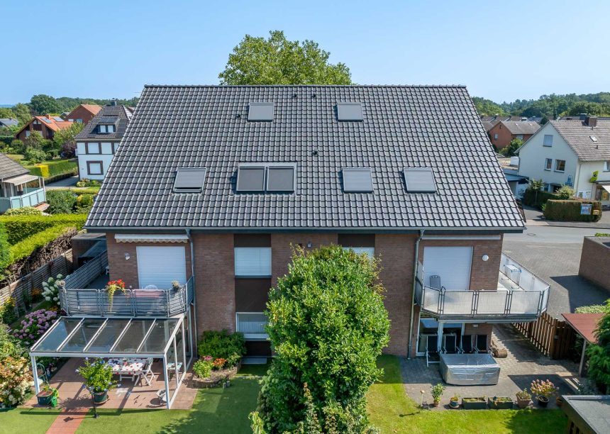 Gesamtanblick von Objekt mit Dachziegel J11v im modernen altschwarz auf Wohntraum