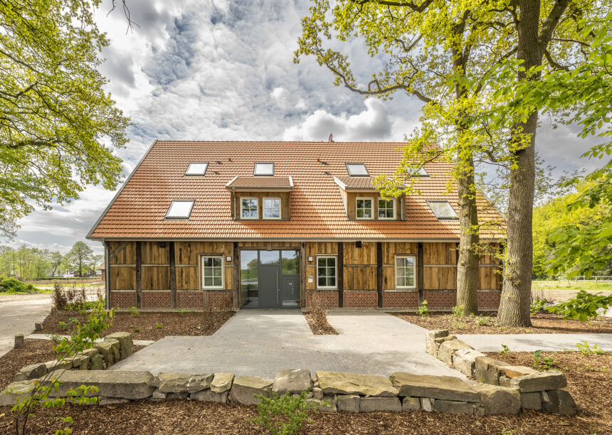 Klinkerhaus mit Holzelementen und Dachziegel Z2 in naturrot
