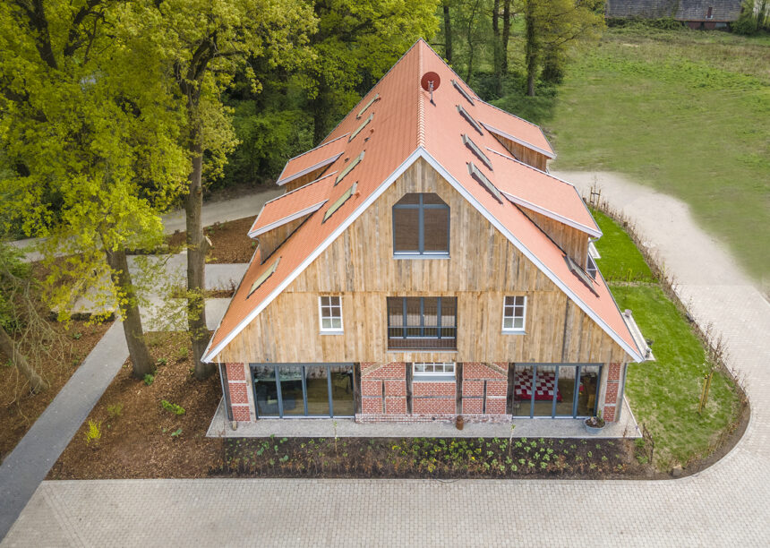 Frontalansicht eines Klinkerhauses mit Dachziegel Z2 in naturrot