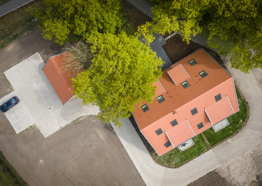 Vogelperspektive eines Klinkerhauses mit Doppelmuldenfalzziegel Z2 in naturrot auf dem Dach