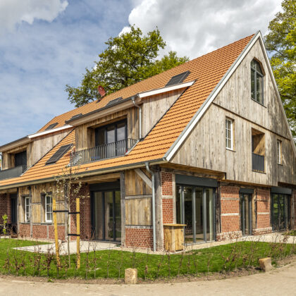 Holzhaus mit Klinkern und Z2 in naturrot auf dem Dach