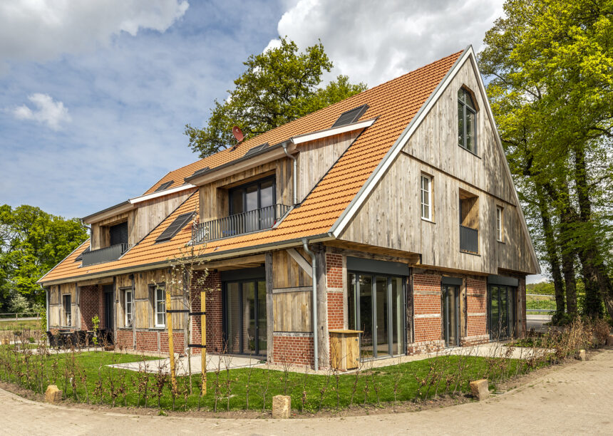 Holzhaus mit Klinkern und Z2 in naturrot auf dem Dach