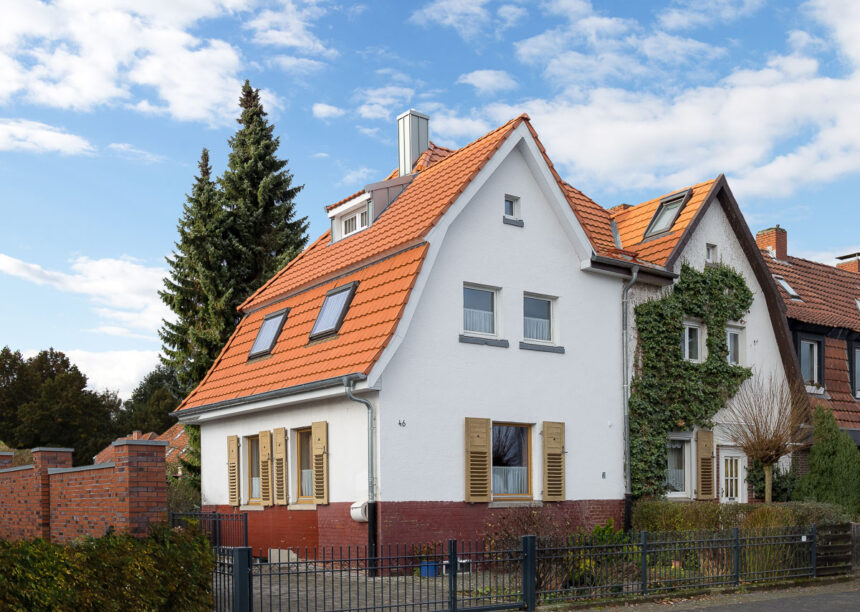 Saniertes Einfamilienhaus mit Mansarddach in naturrot