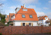 Saniertes Einfamilienhaus mit Mansarddach in naturrot von der Straßenansicht fotografiert